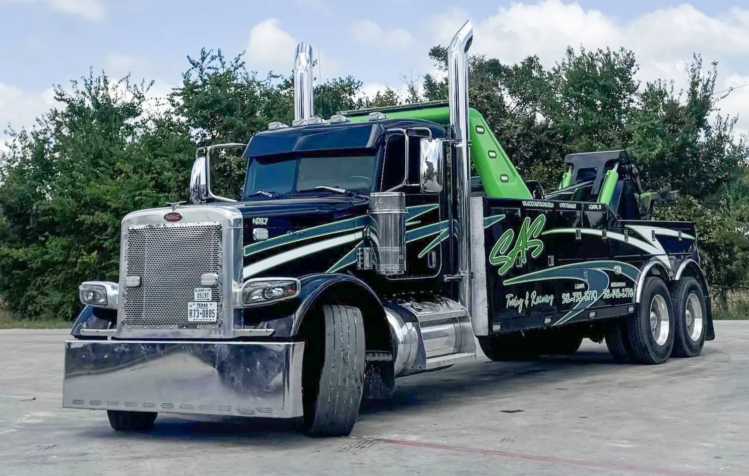 Tow truck providing towing service in Lampasas